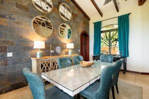 a dining room with a table and chairs at Casa TexVol in Playa Hermosa