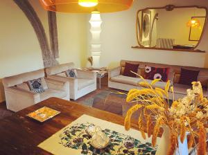 a living room with a couch and a table at B&B Bellini in Naples