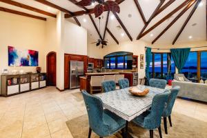 a kitchen and living room with a table and chairs at Casa TexVol in Playa Hermosa