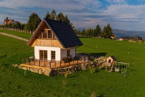 a small house in the middle of a field at Kotelnica View in Groń