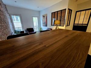 - une grande table en bois dans le salon dans l'établissement Appartement cosy centre ville proche chantiers navals, calanques, plages, à La Ciotat