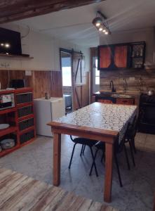 cocina con mesa de madera en una habitación en Nativos en El Chaltén