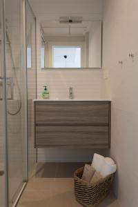 ein Badezimmer mit Waschbecken und Spiegel in der Unterkunft La Casa Costera Càlida in San Pedro del Pinatar + 31 Fotos