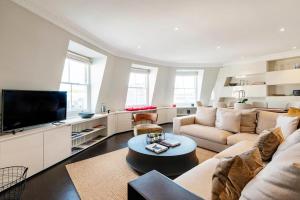 a living room with a couch and a tv at Luxury 2 bed in front of Museums in London