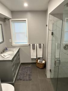 Koupelna v ubytování Waterfront Cottage in Muskoka + 54 fotografií