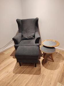 una silla negra y una mesa en una habitación en Seepark 13 en Goch