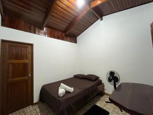 a bedroom with a bed and a wooden ceiling at #3 Cabina Rústica para 2 personas en Paquera in Paquera