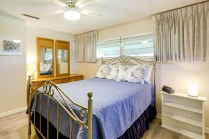 - une chambre avec un lit doté d'un couvre-lit bleu dans l'établissement Merritt Island Home Less Than 10 Mi to Cocoa Beach!, à Merritt Island