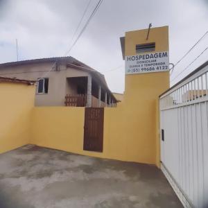 uma casa com uma parede amarela e uma garagem em Pousada Encontro das águas em Fortaleza