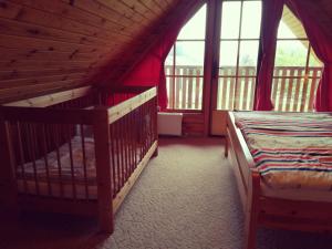 - une chambre avec 2 lits superposés dans une cabine dans l'établissement Ferienanlage Familie Kempa, à Trassenheide