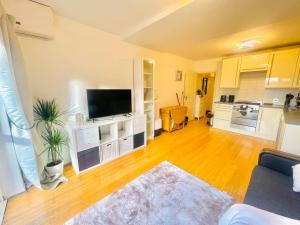 The Urban Retreat في لندن: غرفة معيشة كبيرة مع تلفزيون بشاشة مسطحة