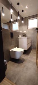 een badkamer met een wit bad en een wastafel bij Seepark 13a in Goch