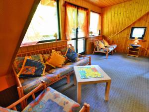 科沃布熱格的住宿－Comfortable holiday home on a private property Kolobrzeg，客厅配有沙发和桌子
