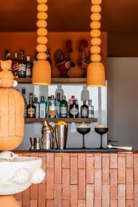 een keuken met een aanrecht met flessen en borden bij Solar de Vila Meã in Barcelos