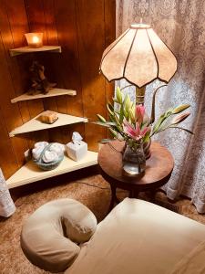Ruang duduk di Backyard Garden Oasis