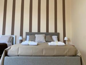 um quarto com uma cama com duas almofadas em Avolina’s Apartment em Nápoles
