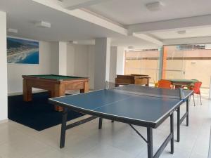 una mesa de ping pong en una habitación con 2 mesas en Raridade 2 vagas Praia Grande - Ponta Nobre, en Ubatuba