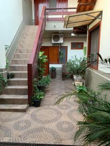 una scala che porta a una casa con piante di Alojamiento céntrico a Cobija