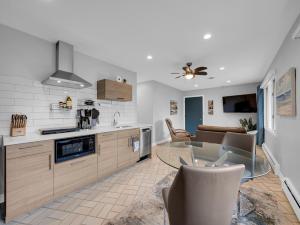 Dapur atau dapur kecil di Coastal Suite - Seacliff Beach Suites