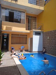 un grupo de personas tumbadas en una piscina en 100 RV Apartments Iquitos-Apartamento primer piso con vista a piscina en Iquitos