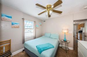 una camera con letto e ventilatore a soffitto di Blue Water Beachside Villa 6 a Clearwater Beach