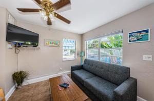 un soggiorno con divano e TV a schermo piatto di Blue Water Beachside Villa 6 a Clearwater Beach