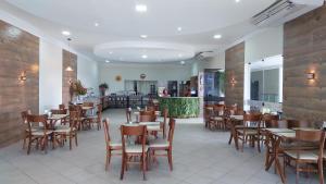 jadalnia ze stołami i krzesłami w restauracji w obiekcie Gurgueia Palace Hotel w mieście Bom Jesus
