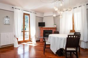 a dining room with a table with chairs and a fireplace at Intero appartamento in Carona