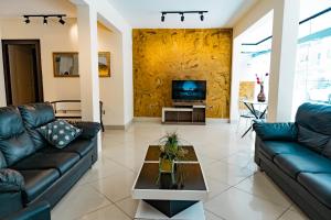 uma sala de estar com dois sofás e uma televisão em HANNA Balneário Hotel em Balneário Camboriú