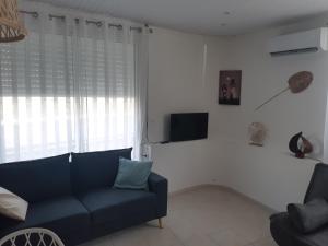 TV a/nebo společenská místnost v ubytování Cosy T3 au coeur de Sainte Anne