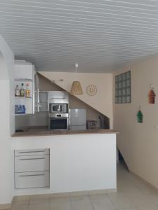 Kuchyň nebo kuchyňský kout v ubytování Cosy T3 au coeur de Sainte Anne