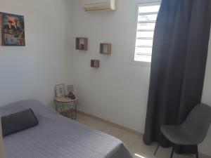 Postel nebo postele na pokoji v ubytování Cosy T3 au coeur de Sainte Anne