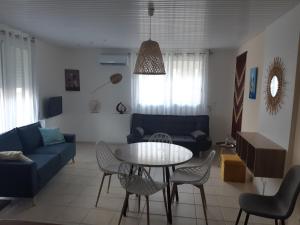 Posezení v ubytování Cosy T3 au coeur de Sainte Anne
