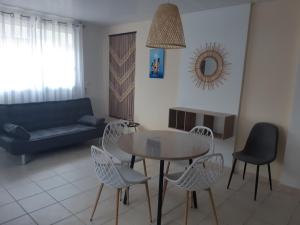 Posezení v ubytování Cosy T3 au coeur de Sainte Anne