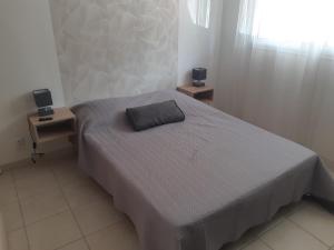 Postel nebo postele na pokoji v ubytování Cosy T3 au coeur de Sainte Anne