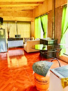 拉戈蘭科的住宿－Casa de campo，客厅配有桌子和沙发