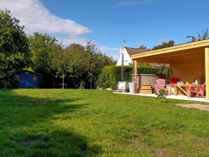 einen Hof mit einem Picknicktisch und einem Schuppen in der Unterkunft Maison du petit p(a)in in Cucq