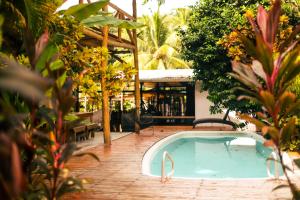 una piscina en medio de un resort en Cabinas Playa Surf Hostel, en Santa Teresa Beach