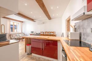 a kitchen with a counter top and a living room at Cabana & Le Grand Historique - Centre-Ville in Cluny