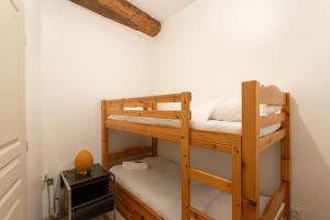 een slaapkamer met 2 stapelbedden in een kamer bij Cabana & Le Grand Historique - Centre-Ville in Cluny