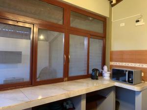 uma cozinha com um balcão com um micro-ondas em Alojamiento céntrico em Cobija