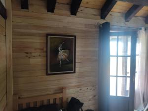 una pared con una foto de una mariposa en ella en Eco Lodge Taor en Taor