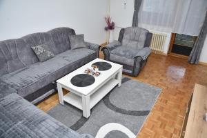 Predel za sedenje v nastanitvi ENA apartman