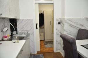 Kuhinja oz. manjša kuhinja v nastanitvi ENA apartman