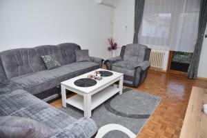 Predel za sedenje v nastanitvi ENA apartman