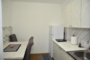 Kuhinja oz. manjša kuhinja v nastanitvi ENA apartman