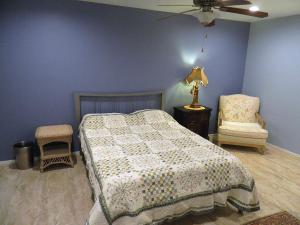 En eller flere senger på et rom på Sun City West Premium Home 2 bd.