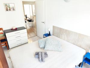 um quarto com uma cama com duas toalhas em Bonito estudio con patio interior en Altea em Altea