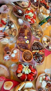 una mesa con muchos platos de comida. en Eco Lodge Taor en Taor