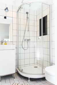 eine Dusche mit Glastür im Bad in der Unterkunft The House in Druskininkai